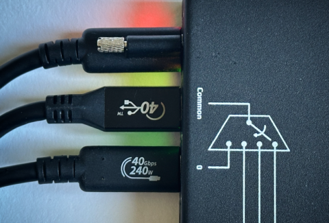 USB-C-Switch Pro with cables